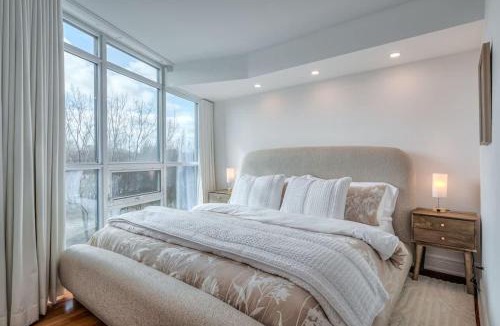 Fort York House | 1BR Den Lake Facing Condo with Balcony & Parking