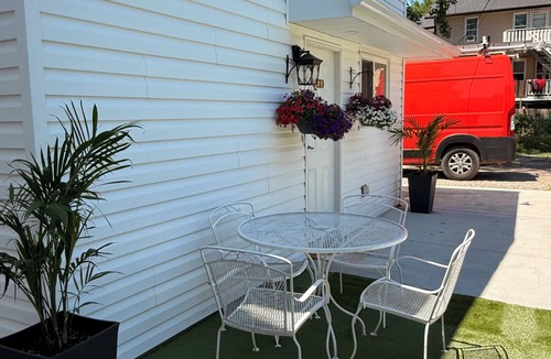 Sandwich Towne Apartment | 1BR Modern Loft in Windsor West by the bridge