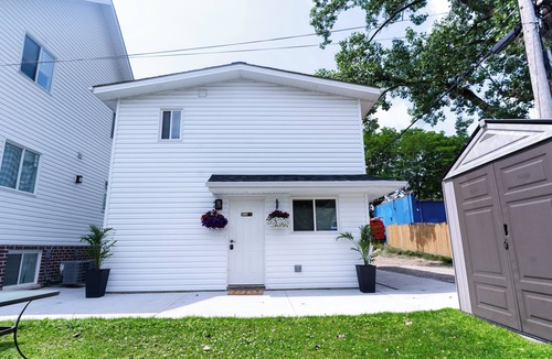Sandwich Towne Apartment | 1BR Modern Loft in Windsor West by the bridge