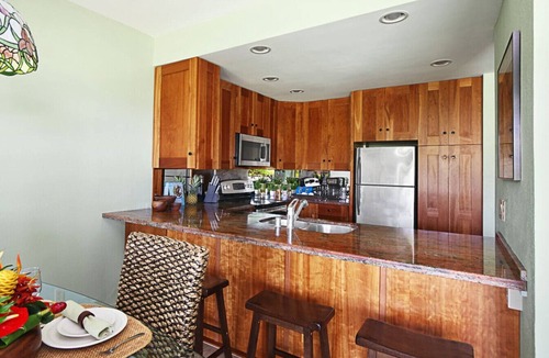 Bayview Condo | 1st Floor 2BR Ocean View Steps to Beach Pool AC Sleeps 6