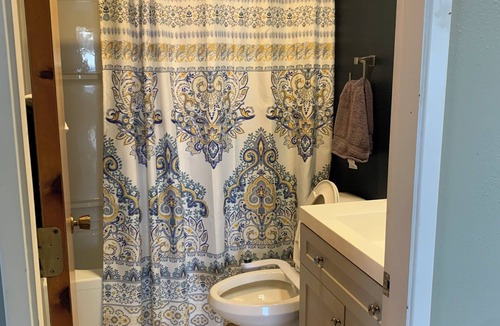 Valdez Apartment | 2 bed/1 bath - great central location - near ferry terminal, shops & more