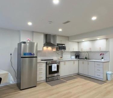 Oakville House | 2 Bed, 1 Bath- Main floor, 2 Parking- Licensed