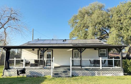 Spring House | 2 bed 2 bath Modern Farmhouse in Old Town Spring