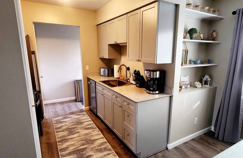 South Lyon Apartment | 2 bed apartment within 30 minutes of multiple hospitals and GM Proving Ground