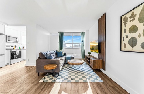 Six Points Apartment | 2 Bed|Free Parking| Balcony |Smart TV|Central