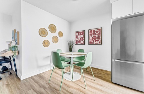Six Points Apartment | 2 Bed|Free Parking| Balcony |Smart TV|Central