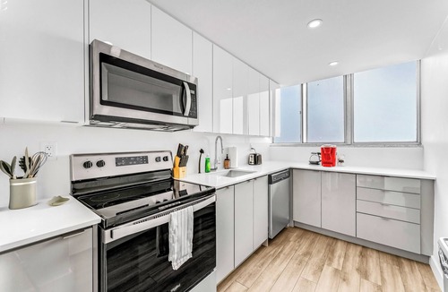 Six Points Apartment | 2 Bed|Free Parking| Balcony |Smart TV|Central