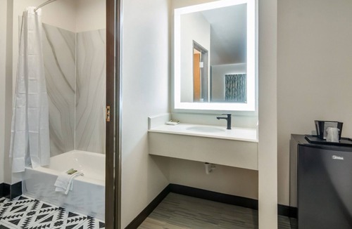Forest Hill Hotel | 2 Budget-Friendly Rooms in Forest Hill with Easy Access to Local Attractions