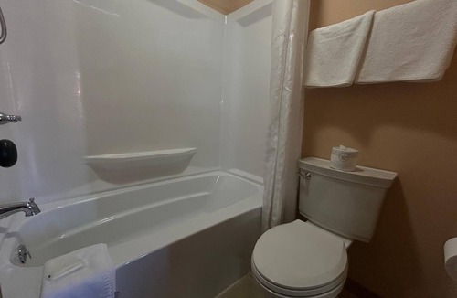 Broken Bow Hotel | 2 Budget-Friendly Rooms w/Free Parking Ideal for Short Stays or Road Trips