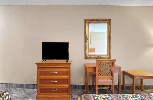 Whitehaven Hotel | 2 Charming Rooms Near Dinings & Downtown Attractions | Free On-site Parking