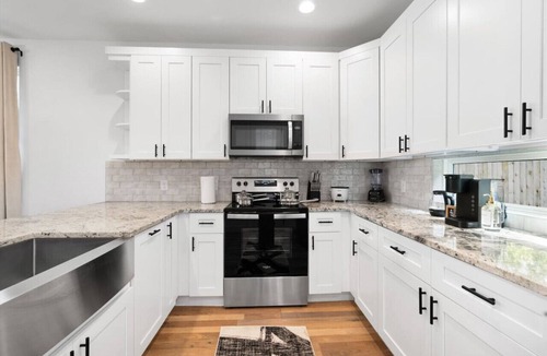 University Hills and Windsor Park House | 2 Combined Homes - Mins 2 ACL/Formula 1/Downtown