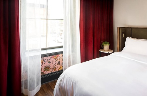 Riverside Hotel | 2 Elegant Corner King Retreat with Rooftop Bar & Coffeehouse