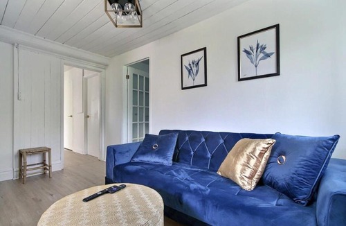 Quartier 5-4 Apartment | 2 Full 2BR Apts Hot Tub & 4 Parking 8m Old QC