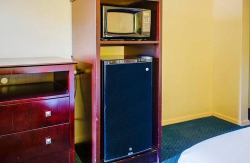Duncan Apartment | 2 Full Bed|Smoking|Duncan