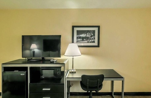 Nacogdoches Apartment | 2 Full Beds | Non-Smoking, Micfridge