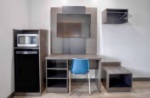 Benbrook Apartment | 2 Full Beds | Non-Smoking