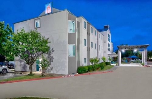 Benbrook Apartment | 2 Full Beds | Non-Smoking