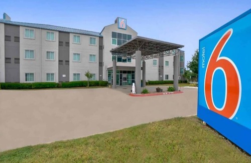 Benbrook Apartment | 2 Full Beds | Non-Smoking