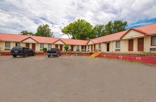 Hiawatha Apartment | 2 Full Beds|Non-Smoking