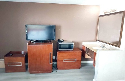 South Central Omaha Apartment | 2 Full Beds Non-Smoking