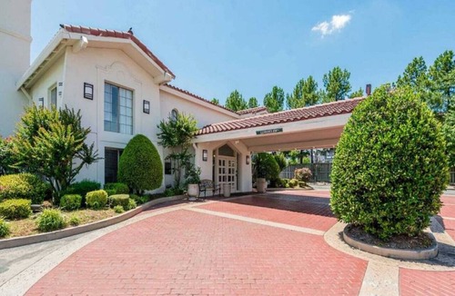 North Little Rock Apartment | 2 Full Beds|Nsmk,Micfridge