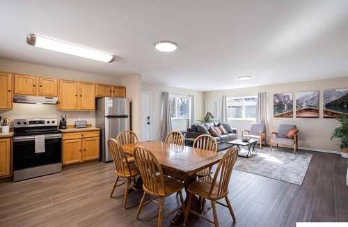 Bayshore - Klatt House | 2 King Suites! 4 bedrooms + bonus room. Great for groups! 2 complete units.