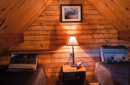 Hattieville Cabin | 2 Lakeside : Charming 2-bedroom cabin with AC, WiFi in welcoming Solgohachia