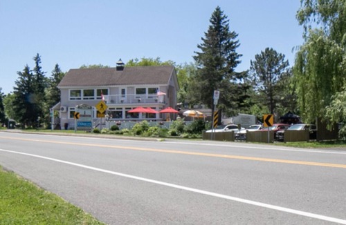 Niagara Falls Cottage | 2 Level, 4 bedrooms (4 Queen Sized + 3 Additional Fold-able) , 2 washrooms