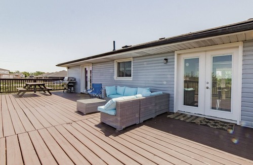 Niagara Falls Cottage | 2 Level, 4 bedrooms (4 Queen Sized + 3 Additional Fold-able) , 2 washrooms