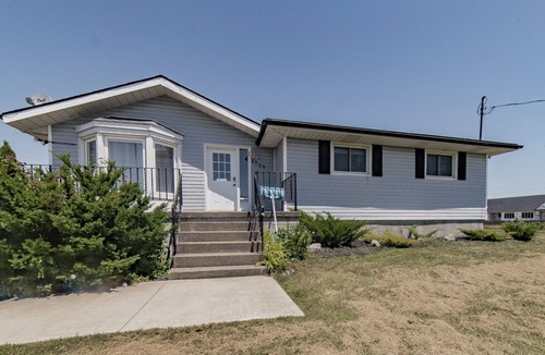 Niagara Falls Cottage | 2 Level, 4 bedrooms (4 Queen Sized + 3 Additional Fold-able) , 2 washrooms