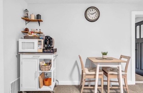 Rosemount House | 2 min to AUD | Private Getaway w/Firepit