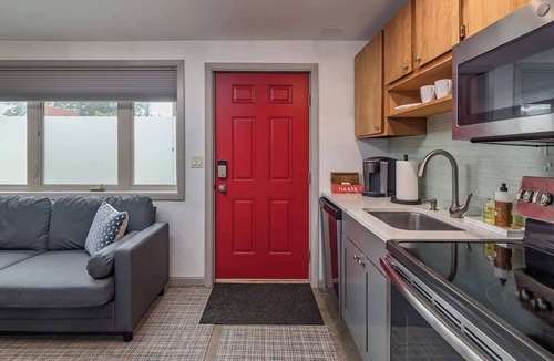 Spenard House | 2 Mins from Airport! 1 BDR with Large Backyard