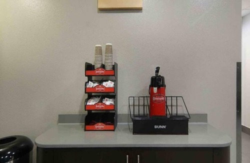 West Meadowbrook Apartment | 2 Queen Beds | Non-Smoking