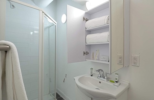 Wychwood Apartment | 2 Queen Deluxe Suite