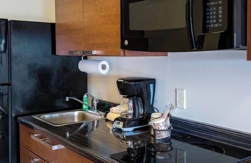 La Vista Hotel | 2 Queen Suites w/Recliners & Kitchens Close to Omaha’s Top Attractions & Dining