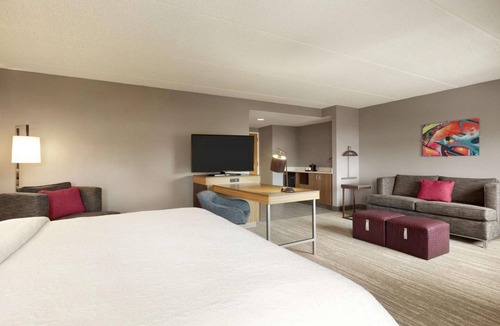 US 290 Hotel | 2 Relaxing & Pet-Friendly Room for Families | On-Site Parking Available