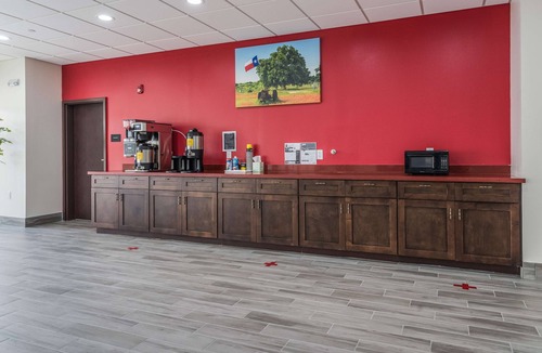 Katy Apartment | 2 Relaxing Units w/Kitchenette, FREE Breakfast & Parking, Near Katy Mills Mall!