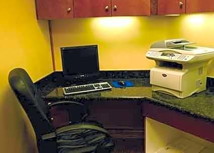 Ada Hotel | 2-Star Hotel ∙ Hampton Inn and Suites Ada
