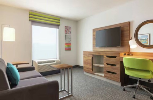 Houston Hotel | 2 Tranquil Rooms Designed for Relaxation - Your Weekend Retreat in Houston!