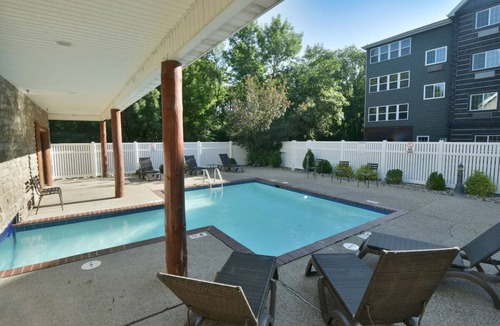 Johnston Hotel | 2 Units | Johnston Stay w/pool Access | 0.5 mi to Texas Roadhouse