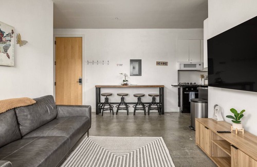Downtown Anchorage Apartment | 2BD Modern Downtown Suite