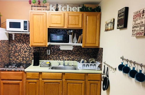 Hurst House | 2Bed 1Bath *Private entry *entire unit