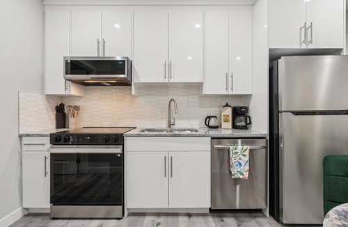 Evanston House | 2BR Basement Suite + Sofa Bed | Near Airport