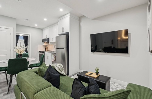 Evanston House | 2BR Basement Suite + Sofa Bed | Near Airport