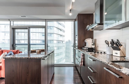 Toronto Entertainment District Condo | 2BR Downtown w/Parking - Steps from CN Tower, Rogers Centre & Scotiabank Arena