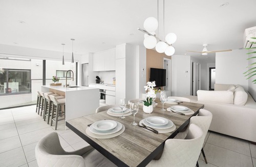 Laval Condo | 2BR Modern Condo w/Private Jacuzzi & Views