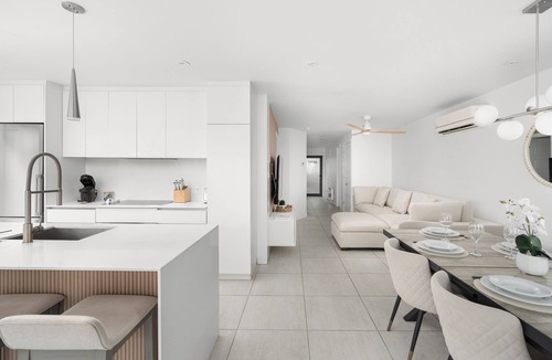 Laval Condo | 2BR Modern Condo w/Private Jacuzzi & Views
