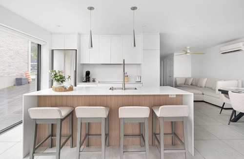 Laval Condo | 2BR Modern Condo w/Private Jacuzzi & Views