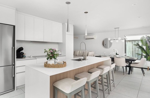 Laval Condo | 2BR Modern Condo w/Private Jacuzzi & Views
