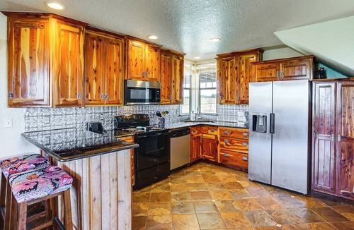 Cleburne House | 2BR Water View Home w/Balcony, Fireplace & AC